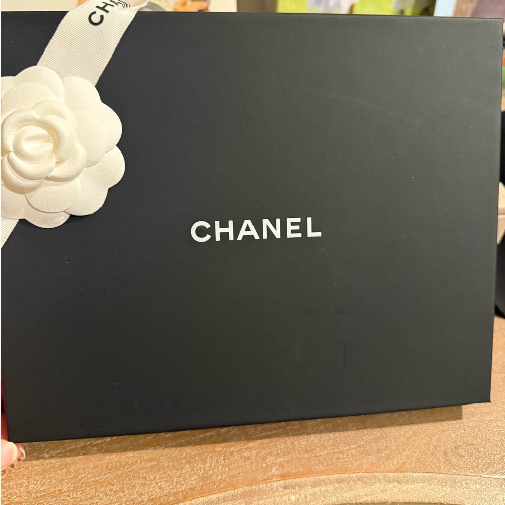 Gold Chain Necklace with Pendant - Picture 3 of 6